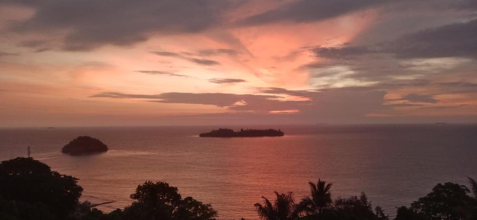 The View Padang, Amazing View, 8 Mins Mentawai Fast Ferry, Cold Beer,Close To Restaurants المظهر الخارجي الصورة